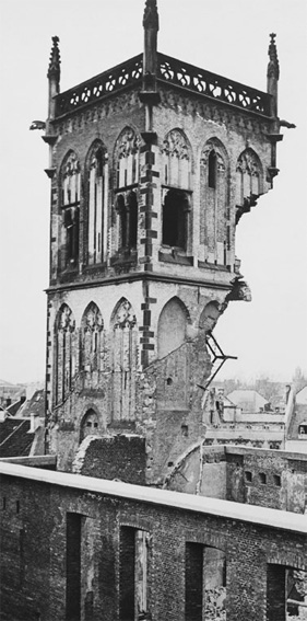 Abb. 8: Der kriegsgeschädigte spätgotische Turm der Alten Kirche